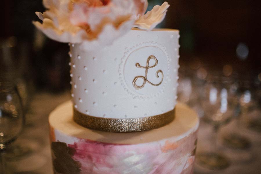 beautiful wedding cake photographs